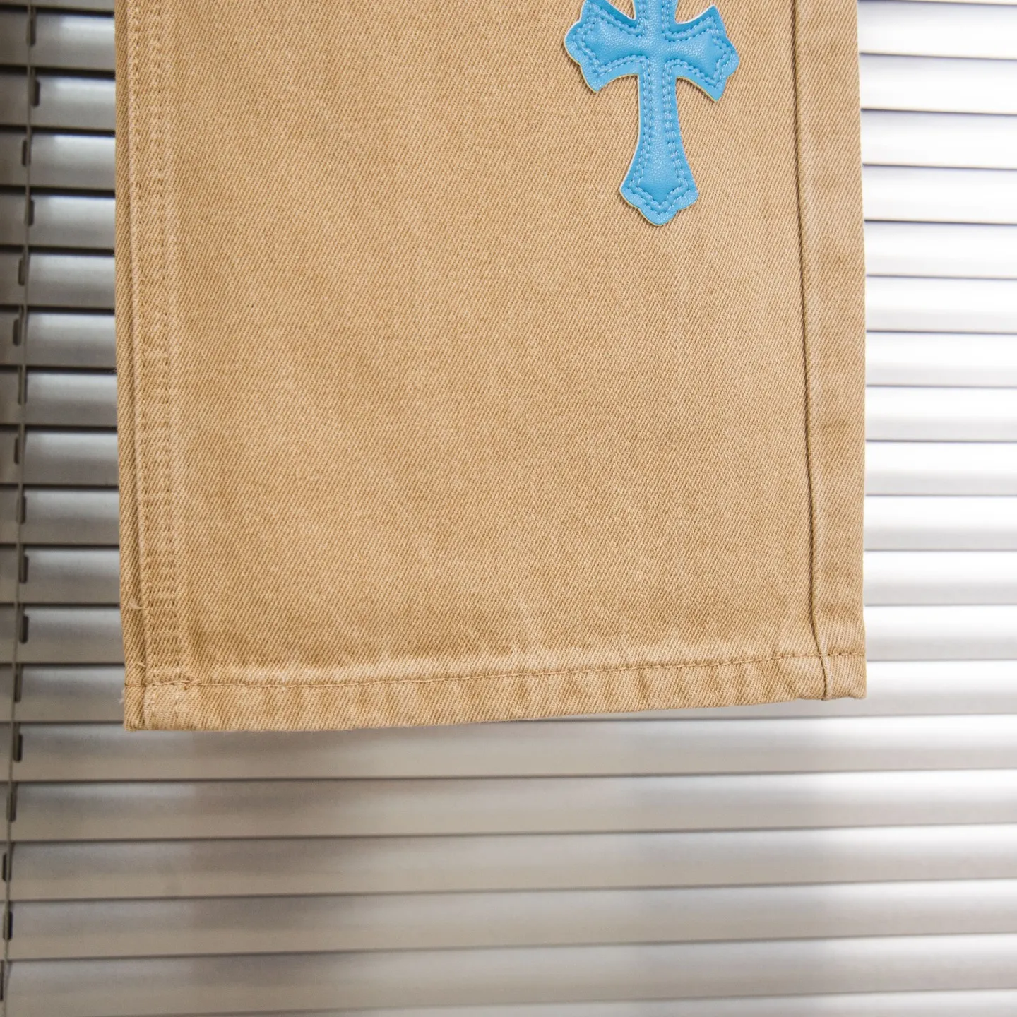 P240 Chrome Hearts 2025 New Light Blue Cross Leather Label Couple Washed Jeans This season’s hot item is sought after by countless celebrities and fashionistas. The neat details of the cutting process add color to the playful fashion! The neat and meticulous design, and the well-fitting structure is unique. The upper body not only has outstanding recognition, but also looks younger and younger. A style with the ultimate wearing meaning and performance, gorgeous color matching, and the craftsmanship of this style is also extremely extraordinary. After the finished product is washed, it is disassembled and hand-made with sheepskin cross leather and then spliced ​​together to complete. The whole piece has too many craftsmanship to describe. It is decorated with patchwork cross flowers and high-waisted washed jeans! ! Absolutely high-end luxury product, a god-level single product, a super popular product, made with top heavy industry, a magic weapon that cannot be missed. Style number: 1867# Size: 28 30 32 34 Color: khaki blue